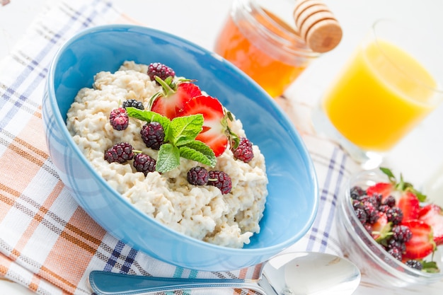 Café da manhã - aveia com mel e frutas, tigela azul