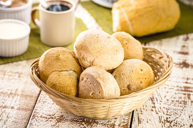 Café da manhã brasileiro pão de queijo com café e cream cheese servido quente