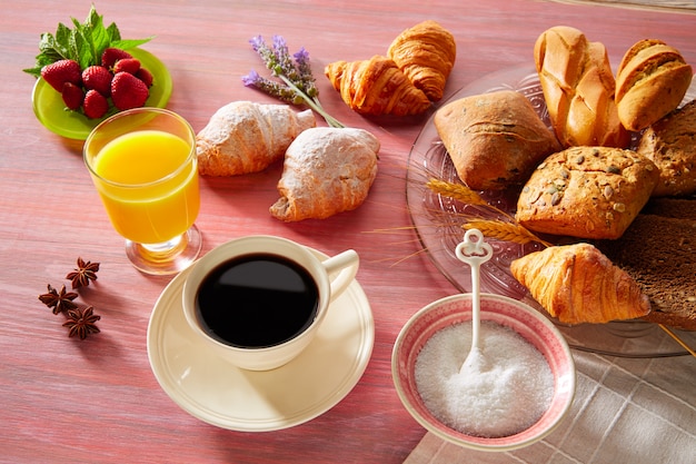 Café da manhã café com suco de laranja croissant pão