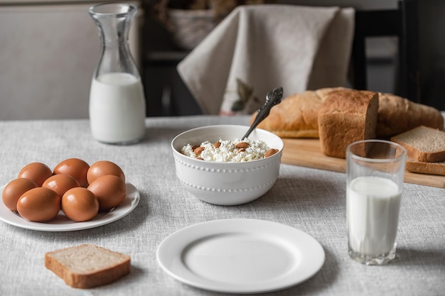 Café da manhã caseiro de produtos naturais e saudáveis, leite, requeijão, pão e ovos cozidos