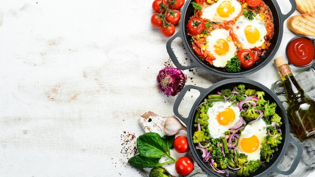 Café da manhã caseiro shakshuka de ovos fritos Cozinha tradicional árabe Vista superior Espaço livre para o seu texto