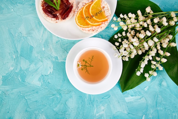 Café da manhã - chá, pão estaladiço de arroz com frutas frescas