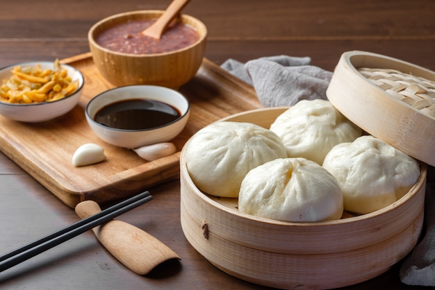 Café da manhã chinês. Pão cozido no vapor e mingau estão na mesa