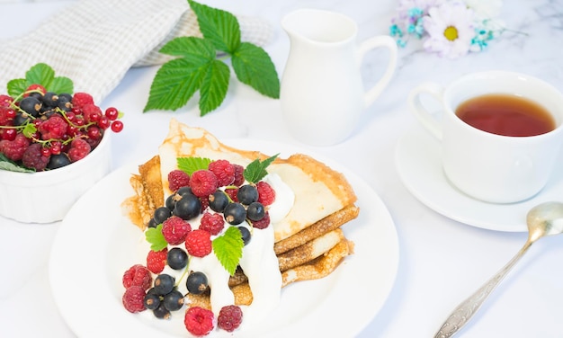 Café da manhã colocado na mesa