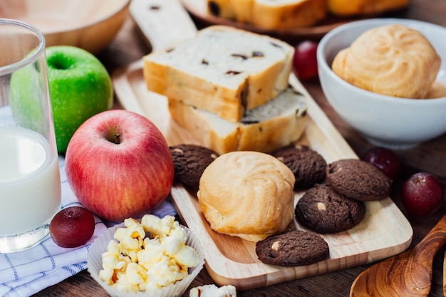 café da manhã com biscoito, pão, frutas frescas para uma alimentação saudável e leite