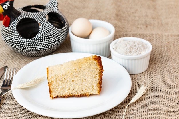 Café da manhã com bolo ao ar livre