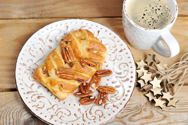 Café da manhã com bolo de nozes e café