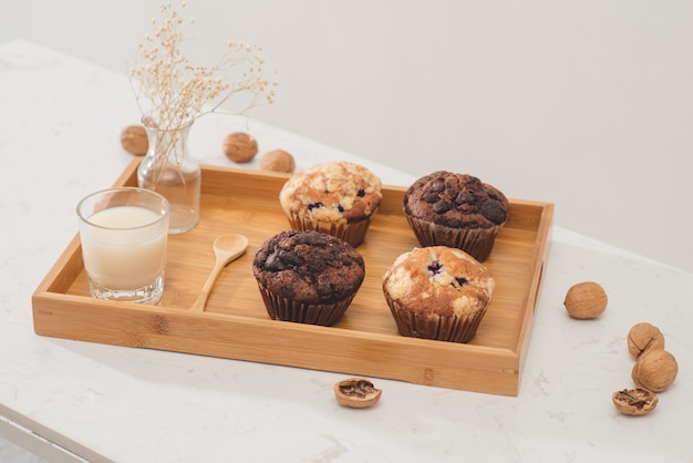 Café da manhã com bolos deliciosos caseiros frescos e leite.