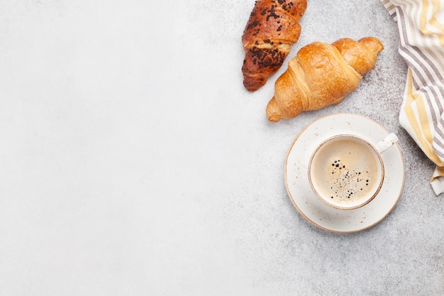 Café da manhã com café e croissant