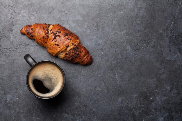 Café da manhã com café e croissant