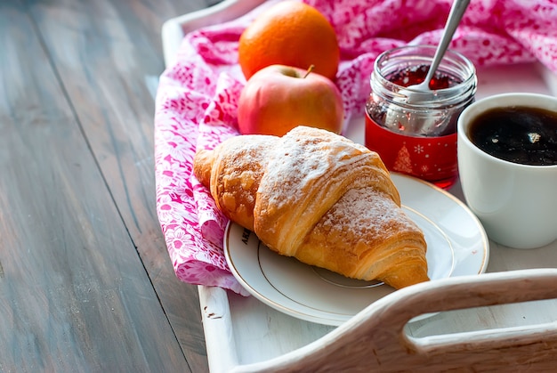 Café da manhã com café e croissant