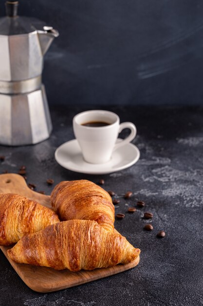 Café da manhã com café e croissants, foco seletivo