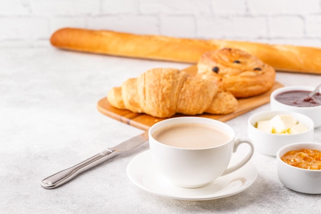 Café da manhã com café e croissants