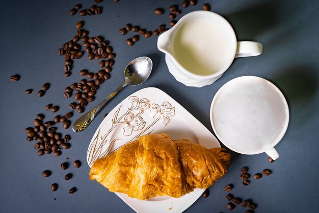 Café da manhã com café e croissants