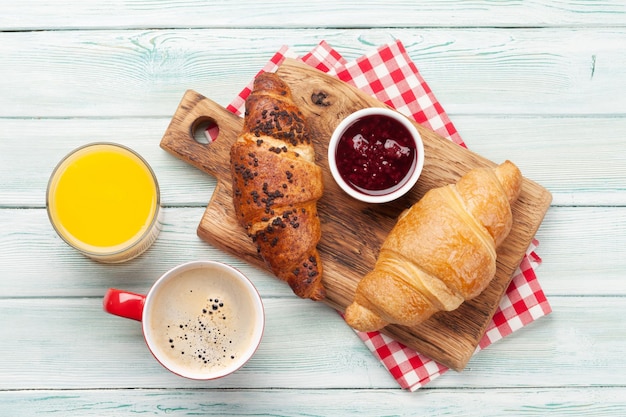 Café da manhã com café e croissants