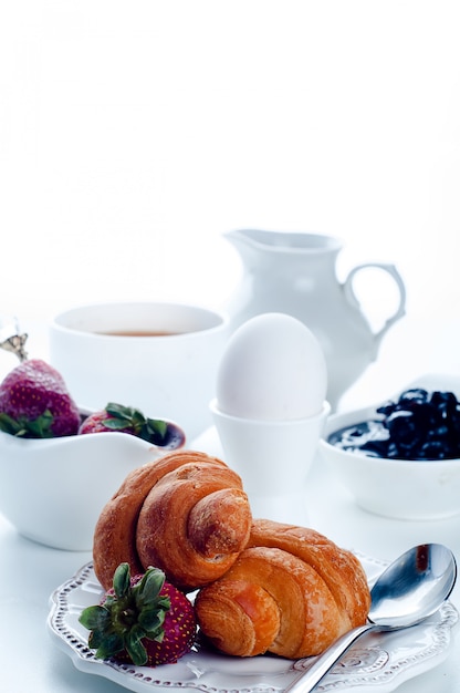 Café da manhã com café e croissants