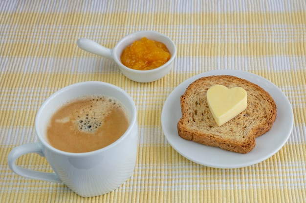 Café da manhã com café e torrada integral