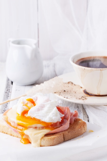 Café da manhã com café e torradas com queijo e ovo