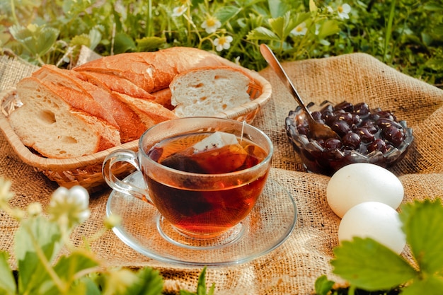 Café da manhã com chá no jardim, hora do piquenique com cores quentes