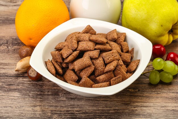 Café da manhã com chumaços de chokolate de milho, frutas e leite