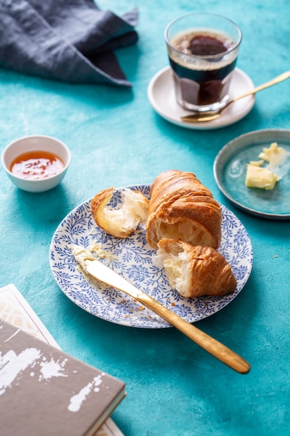 Foto café da manhã com croissant e café preto