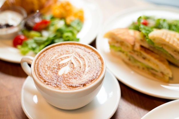 café da manhã com croissant e café