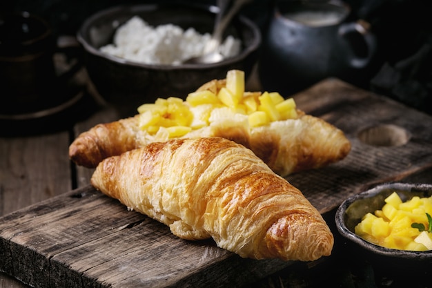 Café da manhã com croissant e manga