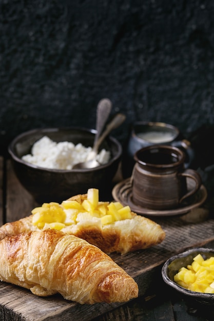 Café da manhã com croissant e manga