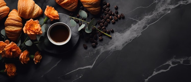 Café da manhã com croissant em fundo de pedra