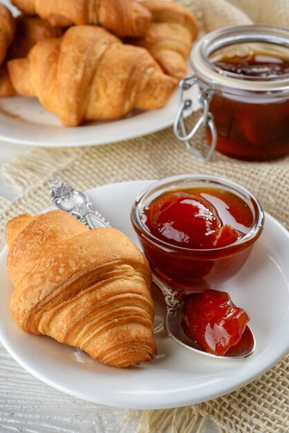 Café da manhã com croissant fresco e geléia