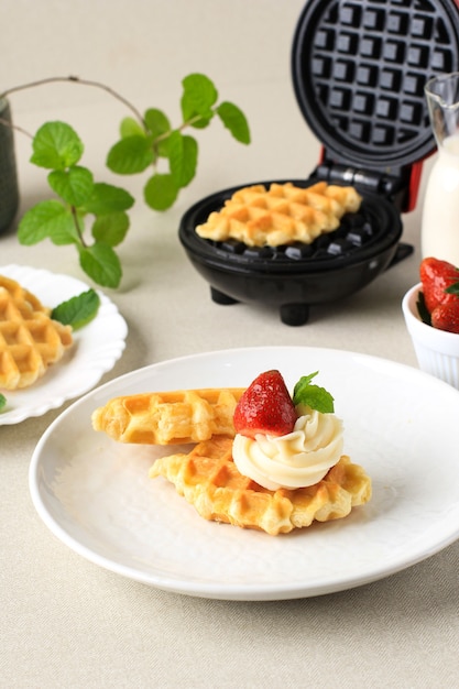 Café da manhã com Croissant Waflle ou Croffle, Caseiro Fresco Assado com Morango e Creme de Queijo por cima. Enfeite com Folha de Menta.