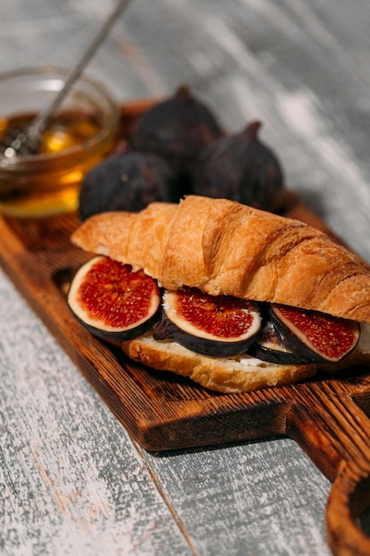 Café da manhã com croissants caseiros ricota queijo figos mel e café expresso em casa rústica