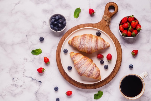 Café da manhã com croissants e frutas frescas