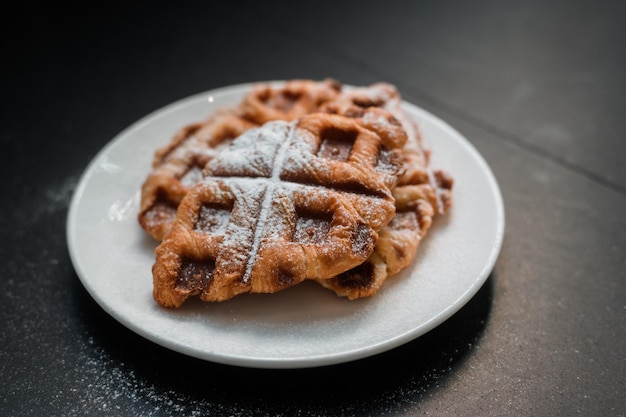 Café da manhã com croissants frescos em prato branco