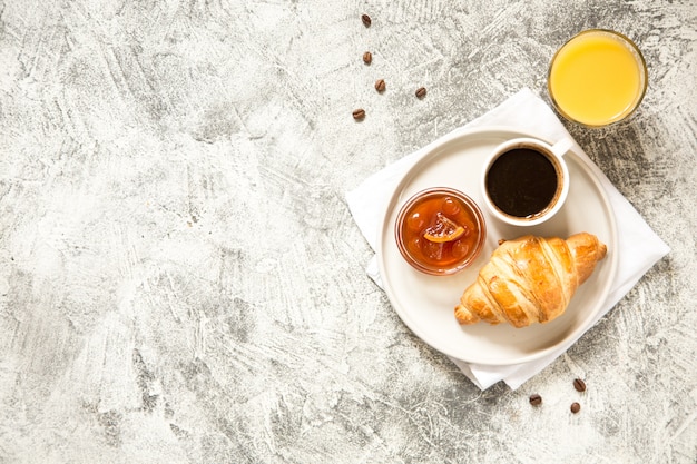 Café da manhã com croissants no concreto