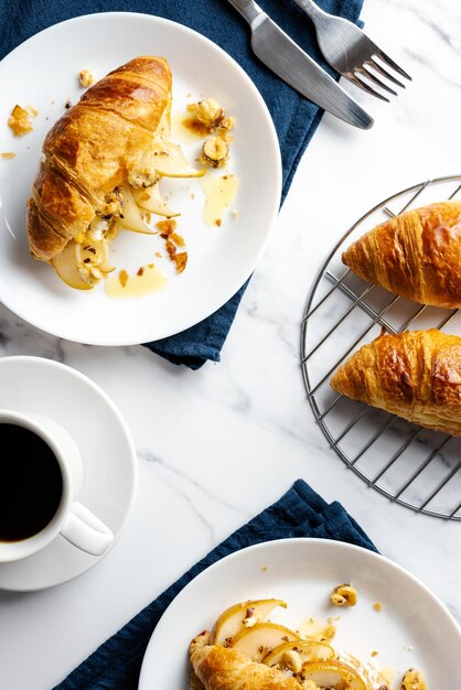 Café da manhã com croissants recheados com avelãs de pêra caramelizadas e ricotta