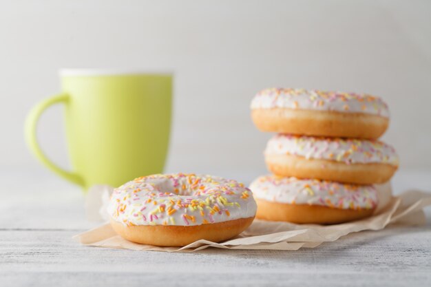 Café da manhã com donuts e caneca de café