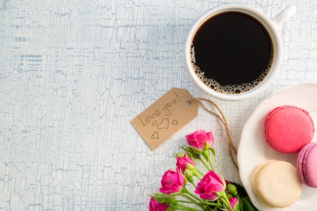 Foto café da manhã com flores e biscoitos. dia de mather conceito dos namorados.