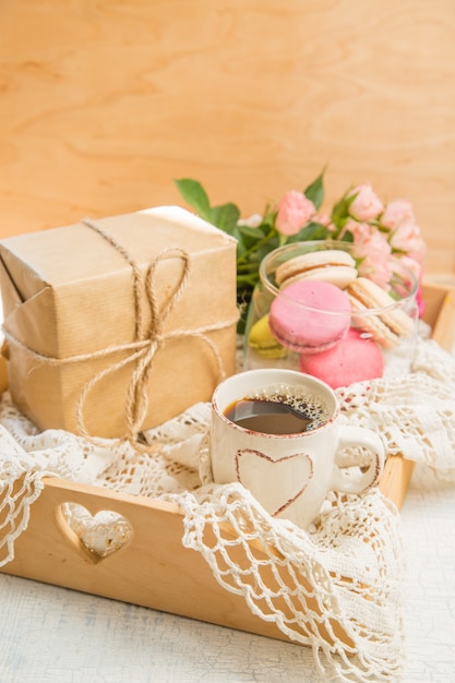 Café da manhã com flores e biscoitos. Dia de Mather conceito dos namorados.