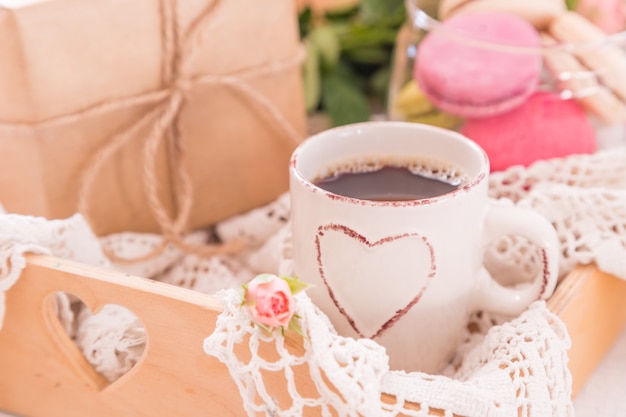 Café da manhã com flores e biscoitos. Dia de Mather conceito dos namorados.