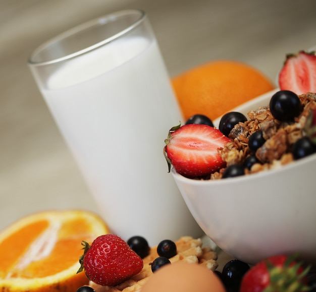 Café da manhã com frutas, cereais e leite