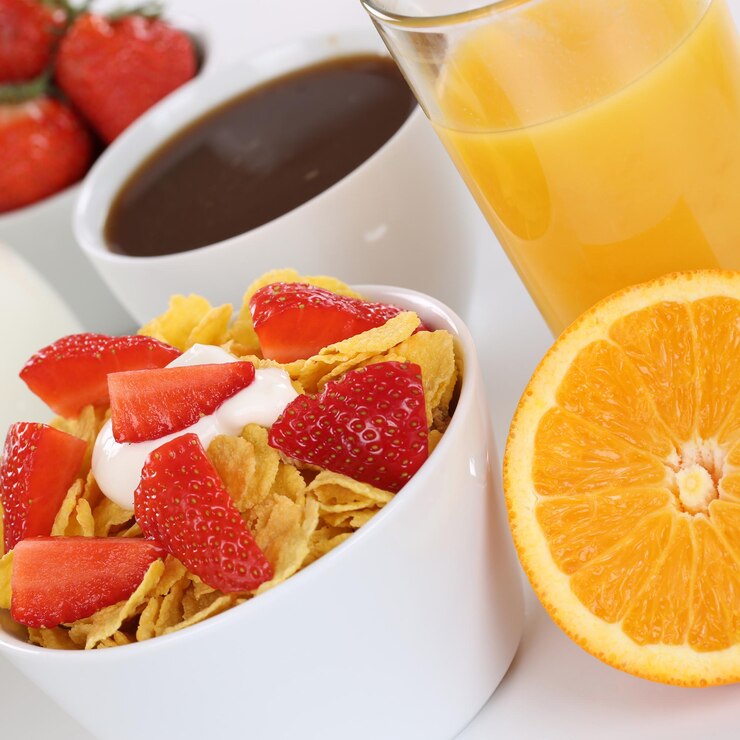 Foto café da manhã com frutas, cereais, leite, suco de laranja e café