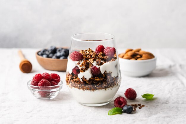 Café da manhã com granola caseira de iogurte e frutas frescas