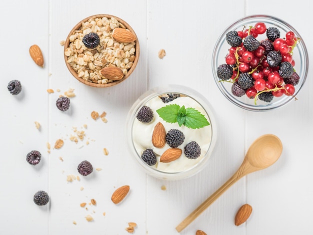 Café da manhã com granola de iogurte e muitas frutas