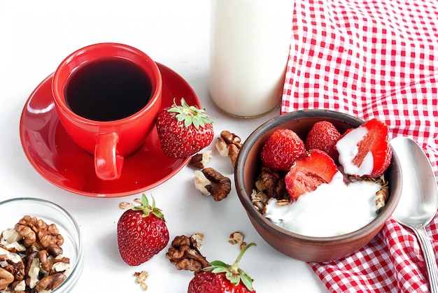 Café da manhã com granola, frutas e uma xícara de café