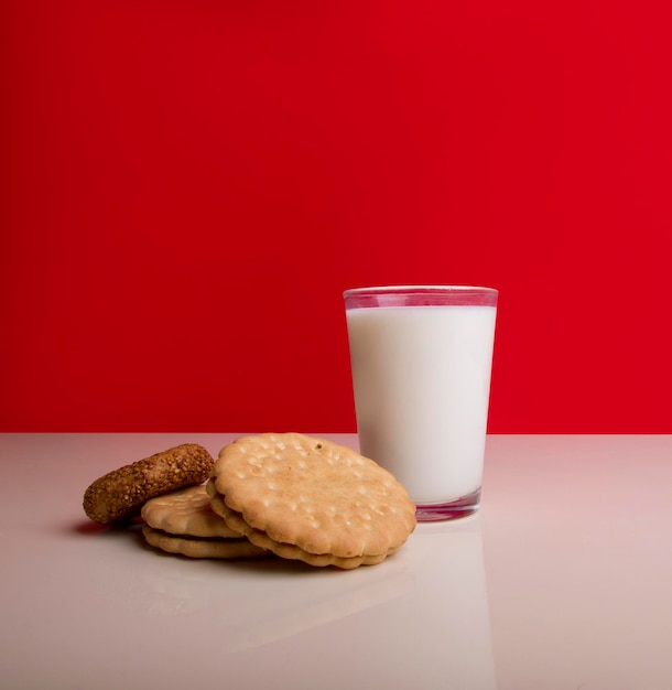 Café da manhã com leite e biscoitos