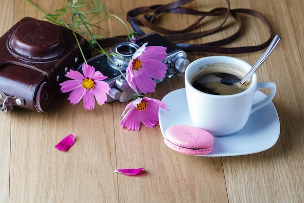 Café da manhã com macaron e vintage câmera na mesa