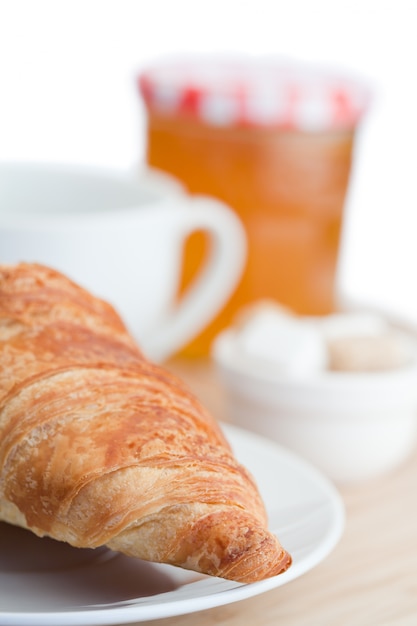 Foto café da manhã com marmelada de café e croissants