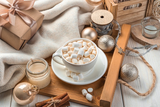 Café da manhã com marshmallows em um fundo festivo