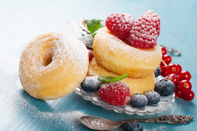 Café da manhã com mini donuts e bagas